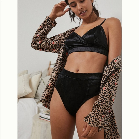 Nwt anthropologie Bette scalloped velvet briefs s - Picture 2 of 3